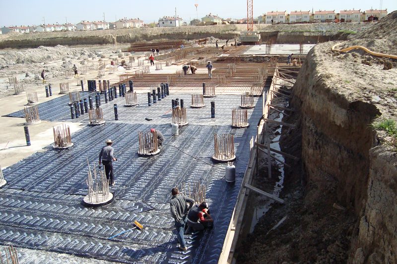 Afyon hastane şantiyesinde temel üzerinde çalışan ekip