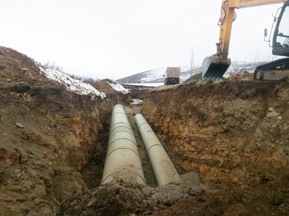 Sadak Barajı sulamasında hendeğe döşenen iki sıra boru